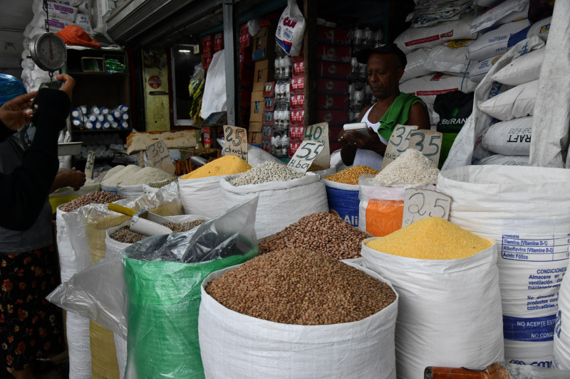 Venta de habichuelas y otros granos en el Mercado Nuevo de la Duarte.