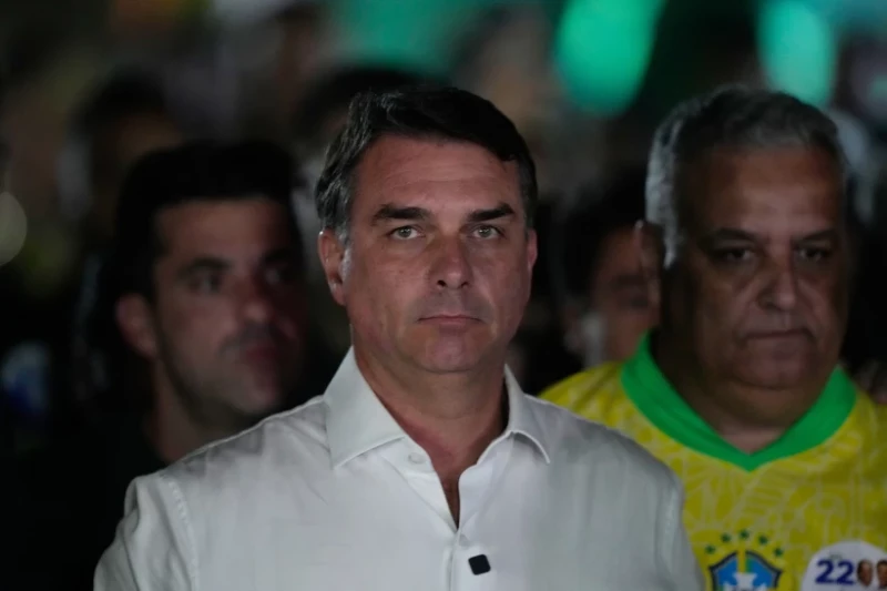 El candidato presidencial de oposición, el senador Flávio Bolsonaro, llega a su evento de la noche de la elección tras la segunda vuelta presidencial en Brasilia