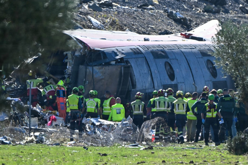 Los servicios de emergencia trabajan en el lugar de una colisión ferroviaria entre un tren de alta velocidad AVE de Renfe y un tren de Iryo, a unos 150 km al sur de Madrid, entre Urda y Los Yébenes, en la provincia de Toledo, el 28 de octubre de 2026.