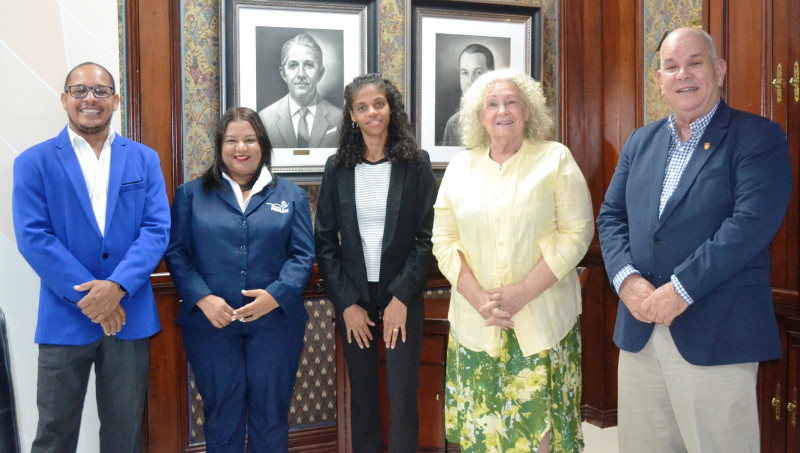 Héctor Andújar, biólogo técnico del Grupo Jaragua; Heidy Santana, coordinadora ambiental de la fundación Propagás; la bióloga Rosanna Guzmán; Yvonne Arias, coordinadora del Encuentro Verde; y el ingeniero agrónomo Benjamín Toral, vicerrector académico de Ucateba.