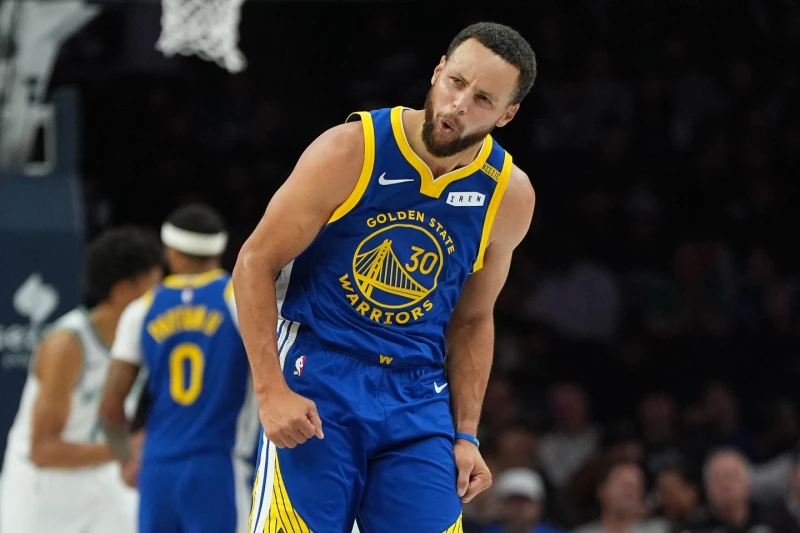 Stephen Curry, de los Warriors, celebra luego de anotar un triple en el partido frente a los Timberwolves de Minnesota.