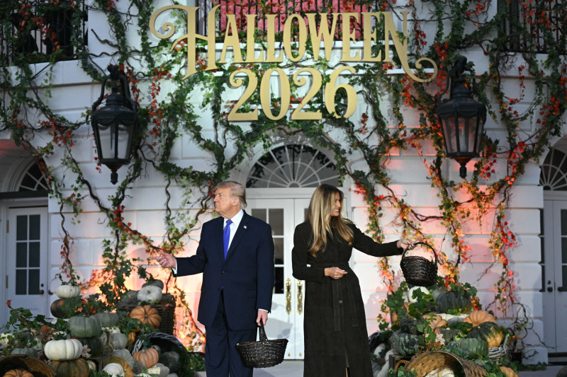 El presidente y la primera dama de Estados Unidos, Donald y Melania Trump, festejaron Halloween este jueves con la tradicional entrega de dulces a niños