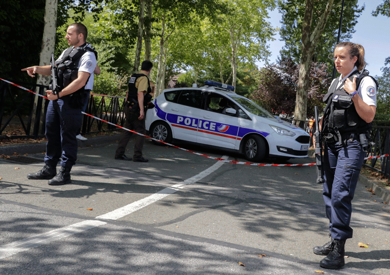 Un hombre mata con un cuchillo a su madre y su hermana cerca de París