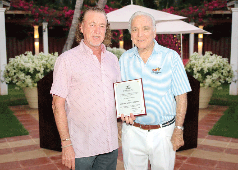 El golfista español Miguel Angel Jiménez junto al Señor Alfonso Fanjul al momento de la entrega de la placa que lo convierte en Miembro Honorario del Romana Country Club.