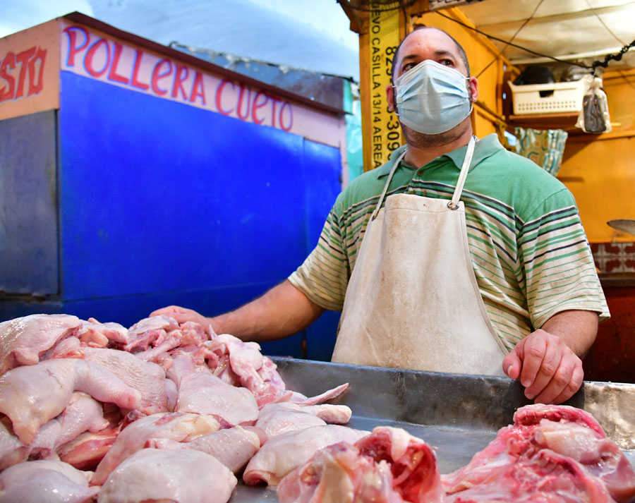 El comerciante Diego Cueto manifestó que la carne de cerdo y de pollo subió de precio y refiere que las ventas han bajado mucho. RAÚL ASENCIO.