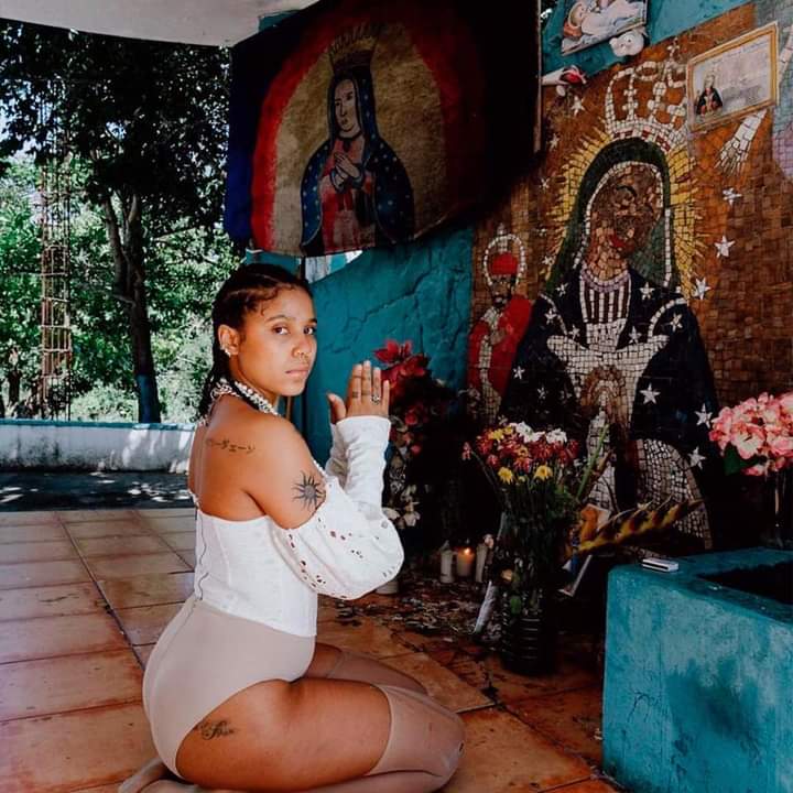 Tokischa se hizo fotos con poca ropa o provocativa frente a un altar de la Virgen en Jarabacoa.