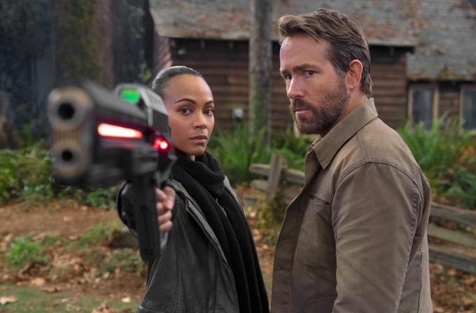 La dominicana Zoe Saldaña y el canadiense Ryan Reynolds en el filme The Adam Project bajo la direccion de Shawn Levy Netflix