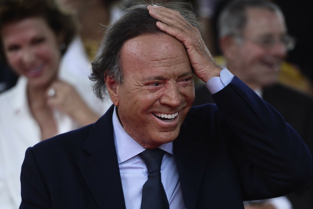 En esta foto del 29 de septiembre del 2016, Julio Iglesias sonríe durante la ceremonia de develación de su estrella en el Paseo de la Fama de San Juan, en San Juan, Puerto Rico. (AP Foto/Carlos Giusti, Archivo).
