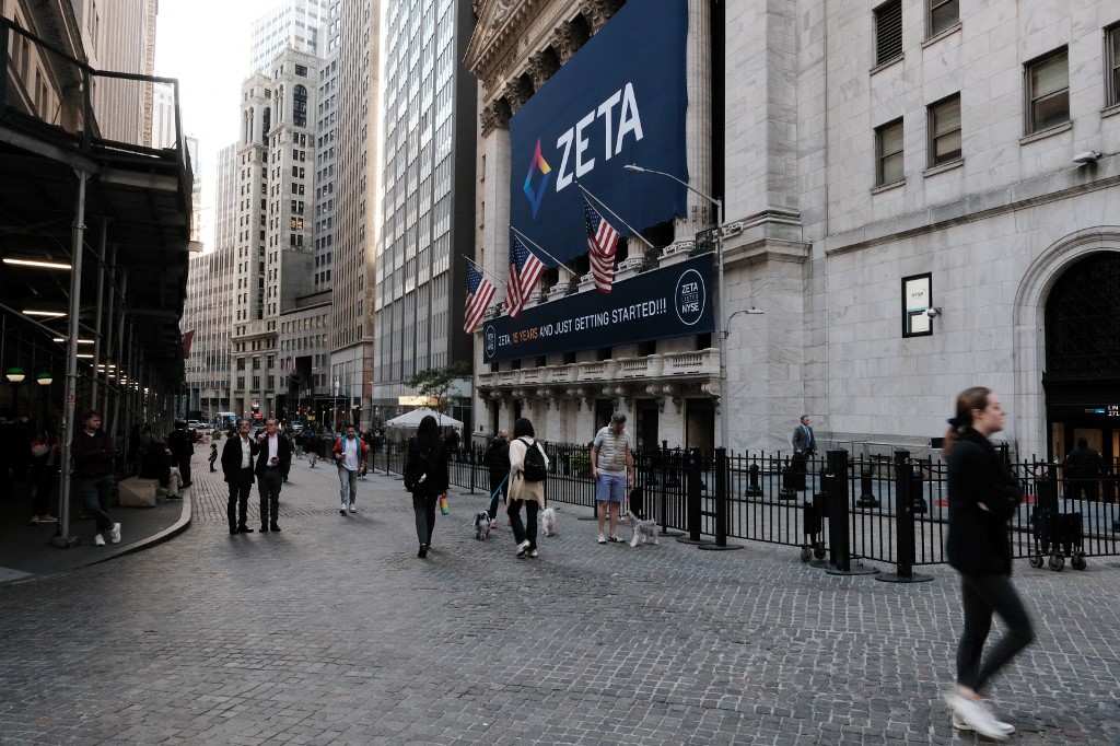 La gente camina por la Bolsa de Valores de Nueva York (NYSE) el 29 de septiembre de 2022 en la ciudad de Nueva York. Estados Unidos Spencer Platt/Getty Images/AFP