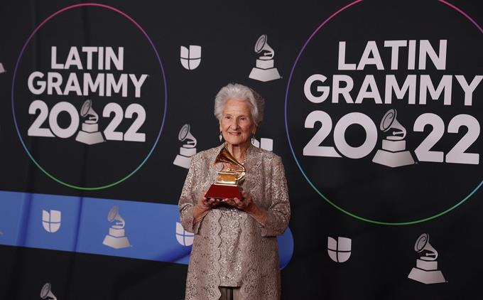 Ángela Álvarez La Cantante De 95 Años Que Se Lleva El Latin Grammy A Artista Revelación 