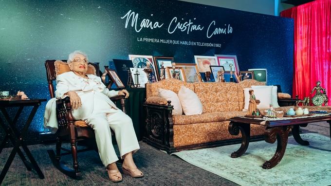 María Cristina Camilo en la sala que decoraron con sus cosas en Imaginativa