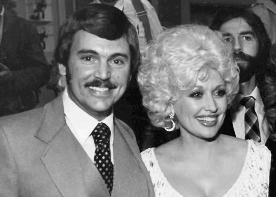 En esta foto sin fecha, el periodista de Nashville, Tennessee, Joe Edwards, quien ha estado escribiendo la columna 