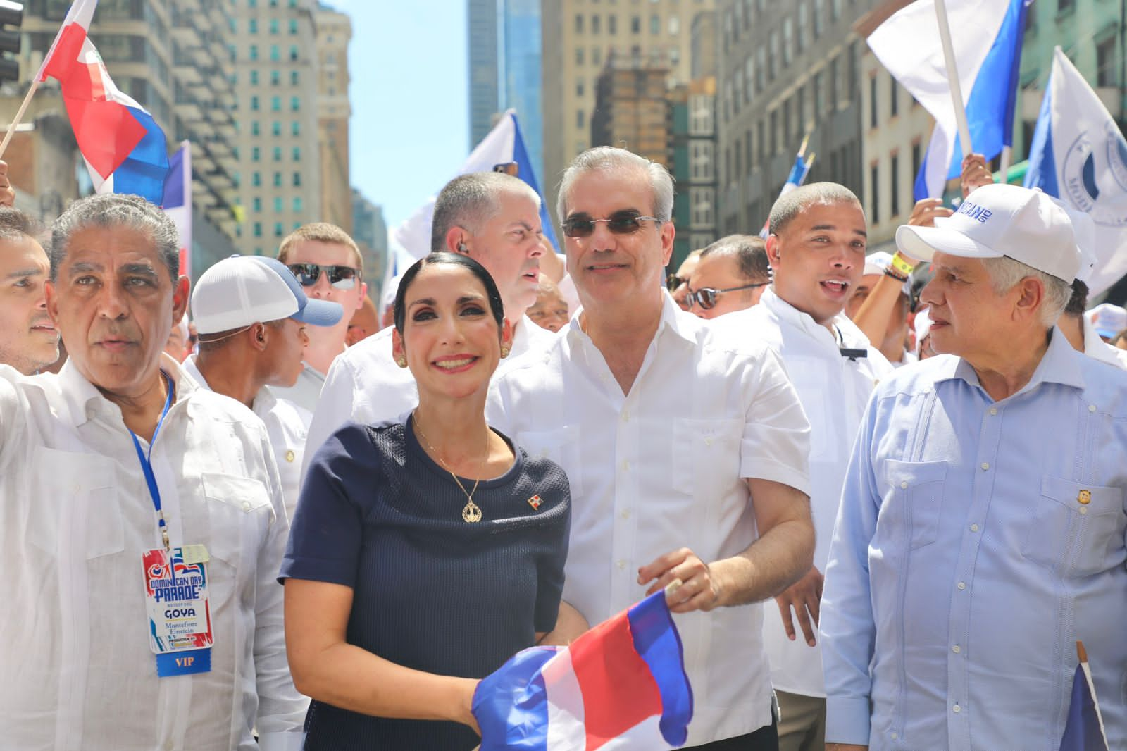 El presidente Abinader se da un baño de multitudes en el Desfile