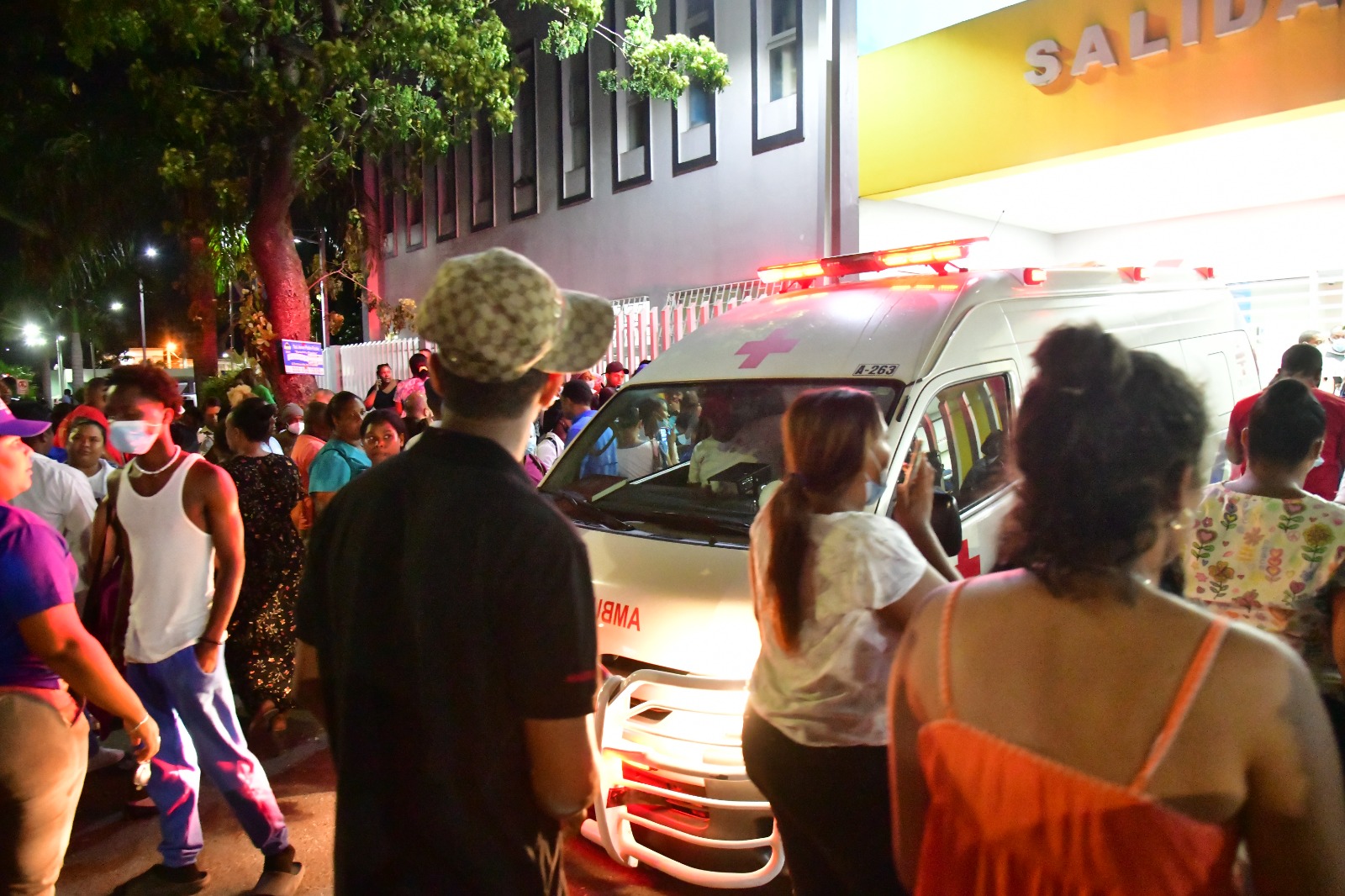 Ambulancia saliendo del Hospital Regional Docente Juan Pablo Pina, en San Cristóbal.