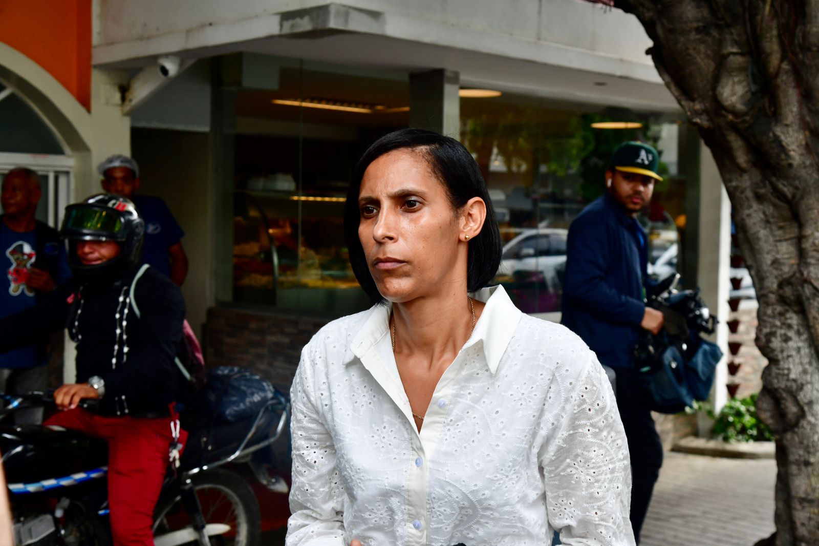 Paola Félix, de 37 años, esposa del hombre herido de bala en la pierna.