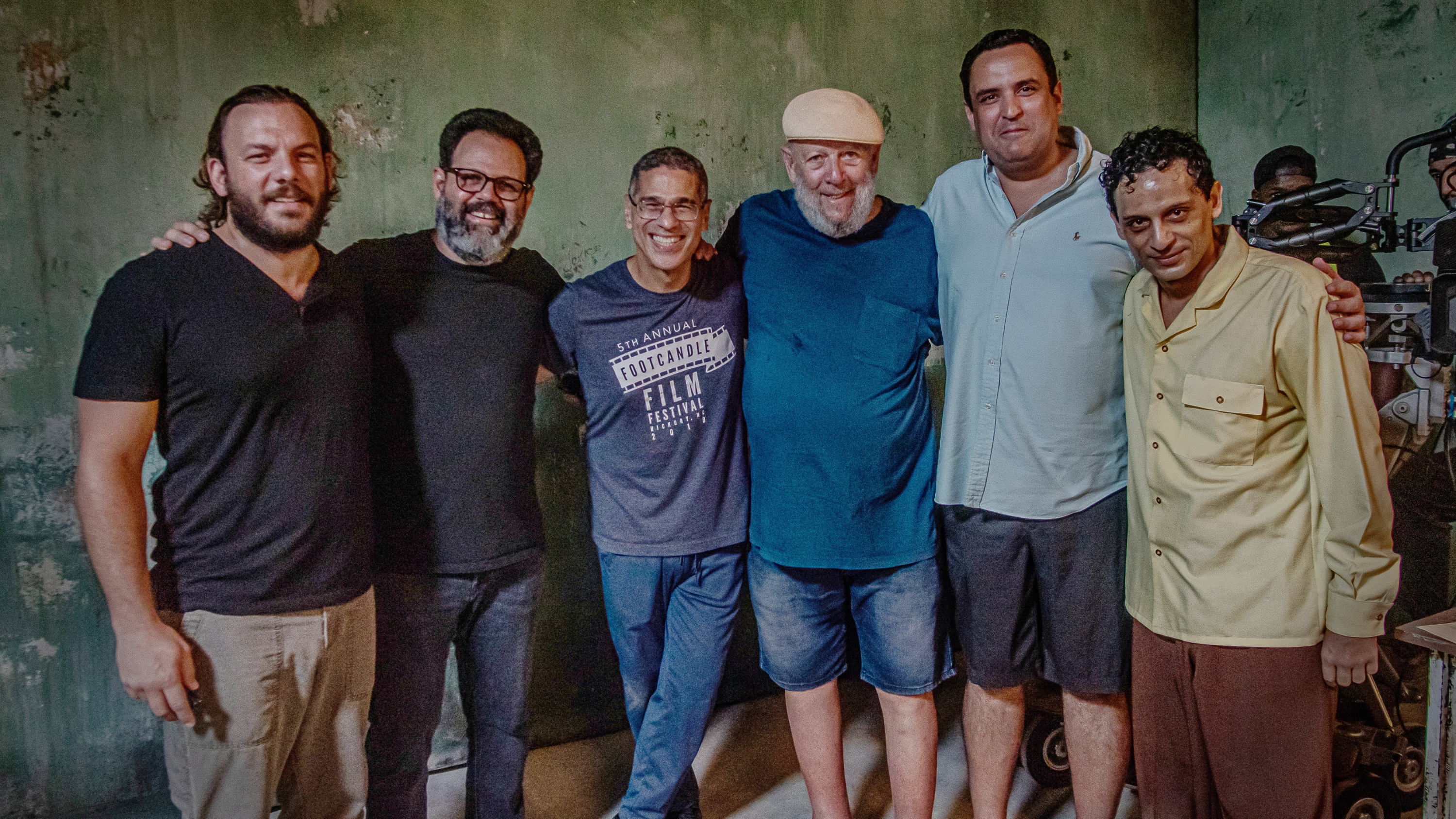 Freddy Ginebra con algunos de los productores y protagonistas de la película. 