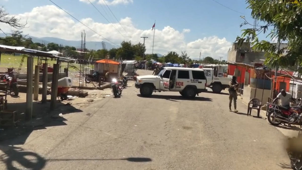 La policía haitiana intervenir para evitar la acción.