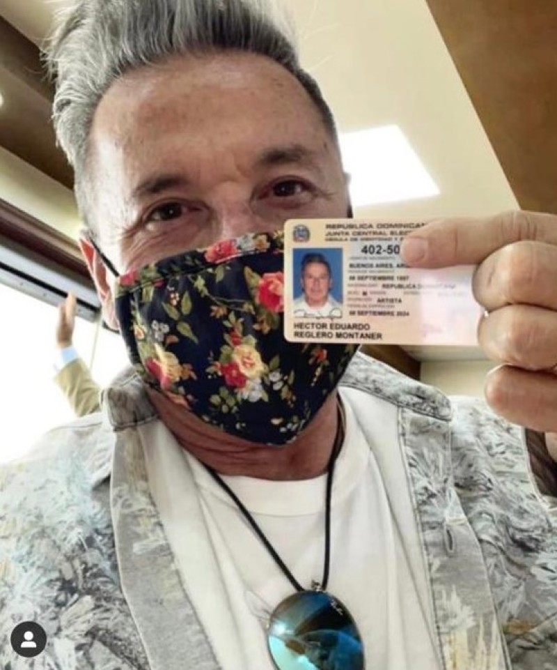 Ricardo Montaner mostrando su cédula dominicana.