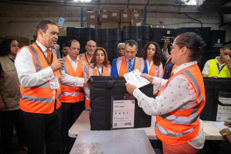 La Junta Central Electoral (JCE) inició este martes la producción de los kits que utilizarán los representantes electorales durante los comicios municipales del próximo 18 de febrero.