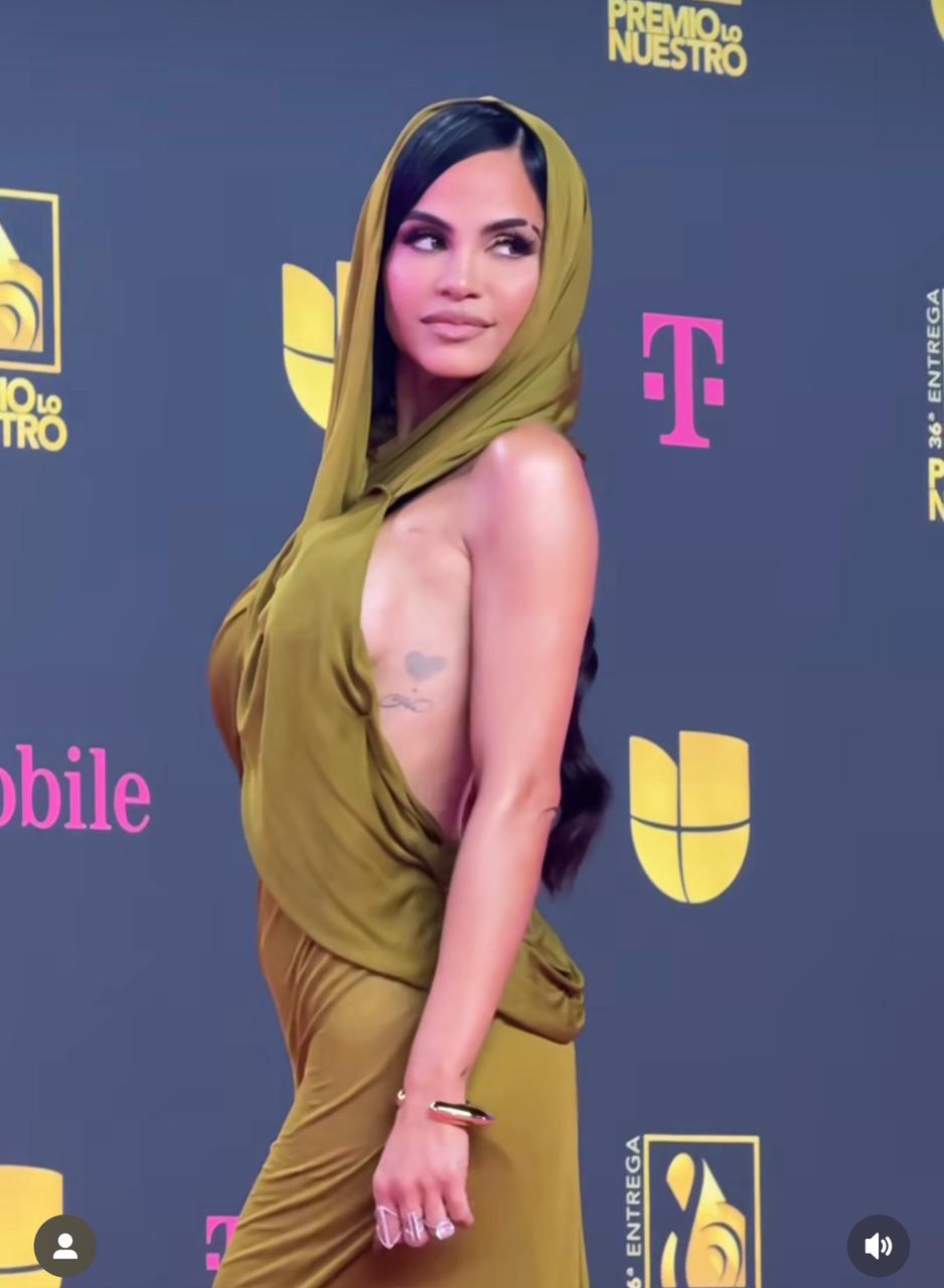 Natti Natasha en la alfombra magenta de Premio Lo Nuestro 2024.