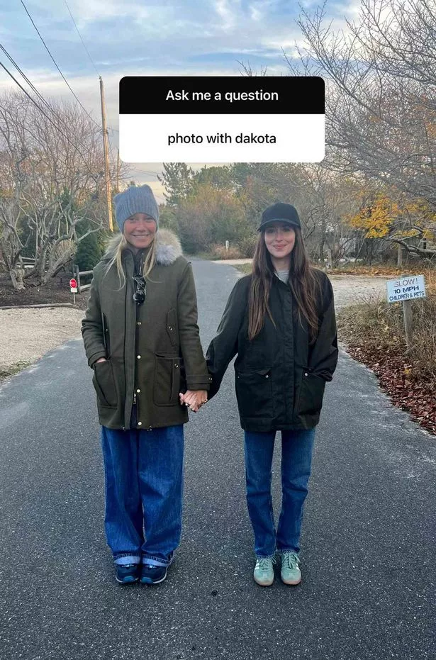 Dakota Johnson y Gwyneth Paltrow causaron escándalo con esta fotografía donde aparecen agarradas de las manos.