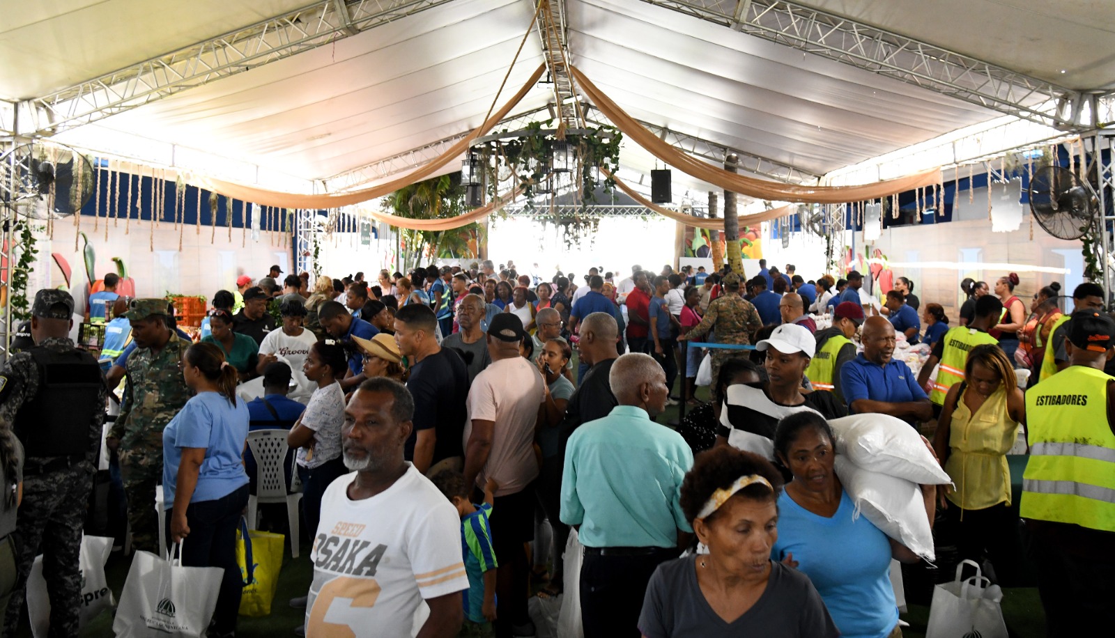 Decenas de personas caminan por el pabellón del Inespre en busca de productos agropecuarios baratos.