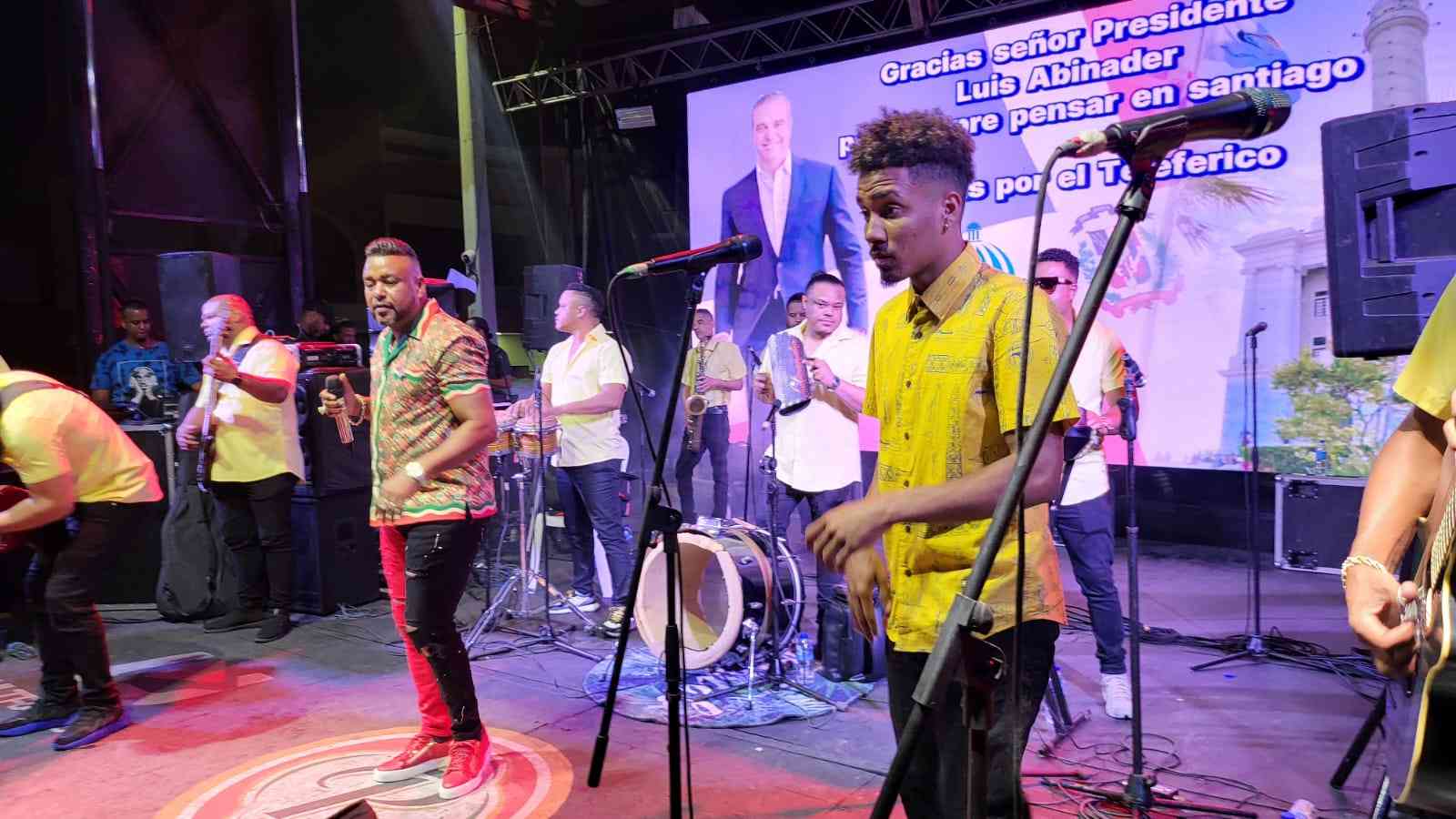 Luis Miguel del Amargue llevó su bachata al evento musical para inaugurar el teleférico en Santiago.