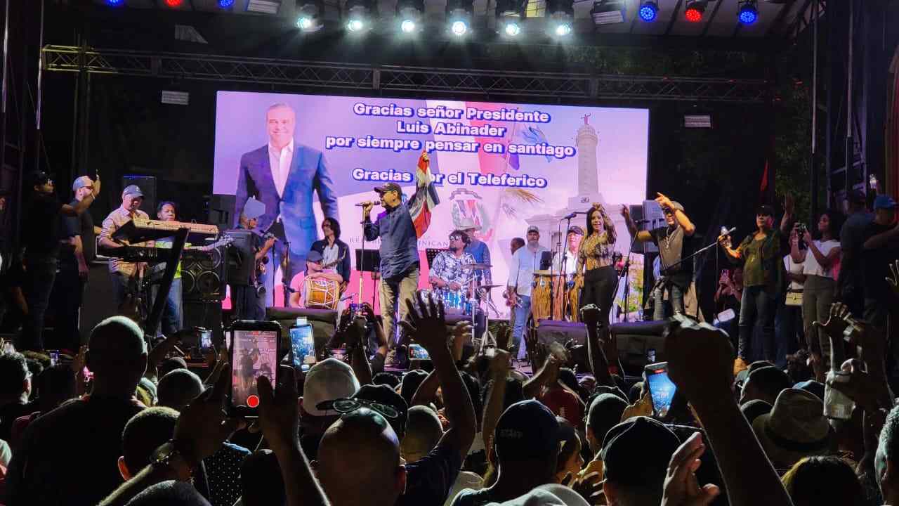 Fernando Villalona renovó su liderazgo en el merengue y el público cibaeño.