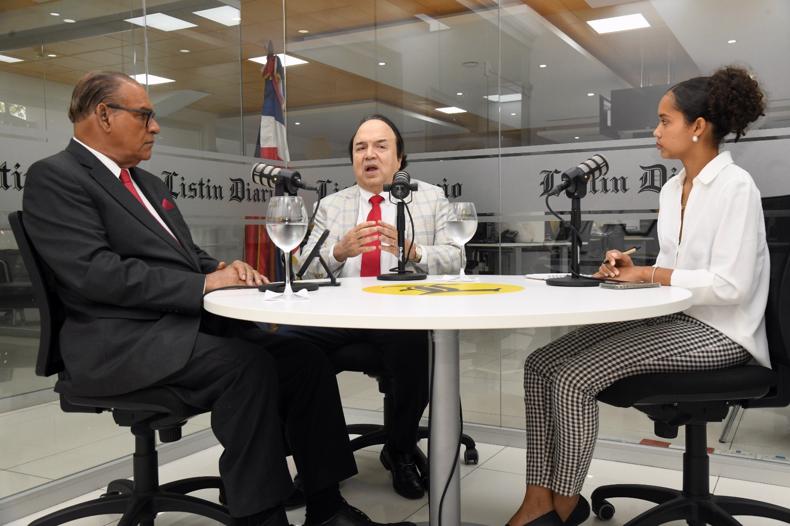 El candidato a senador Vinicio Castillo durante la entrevista en 