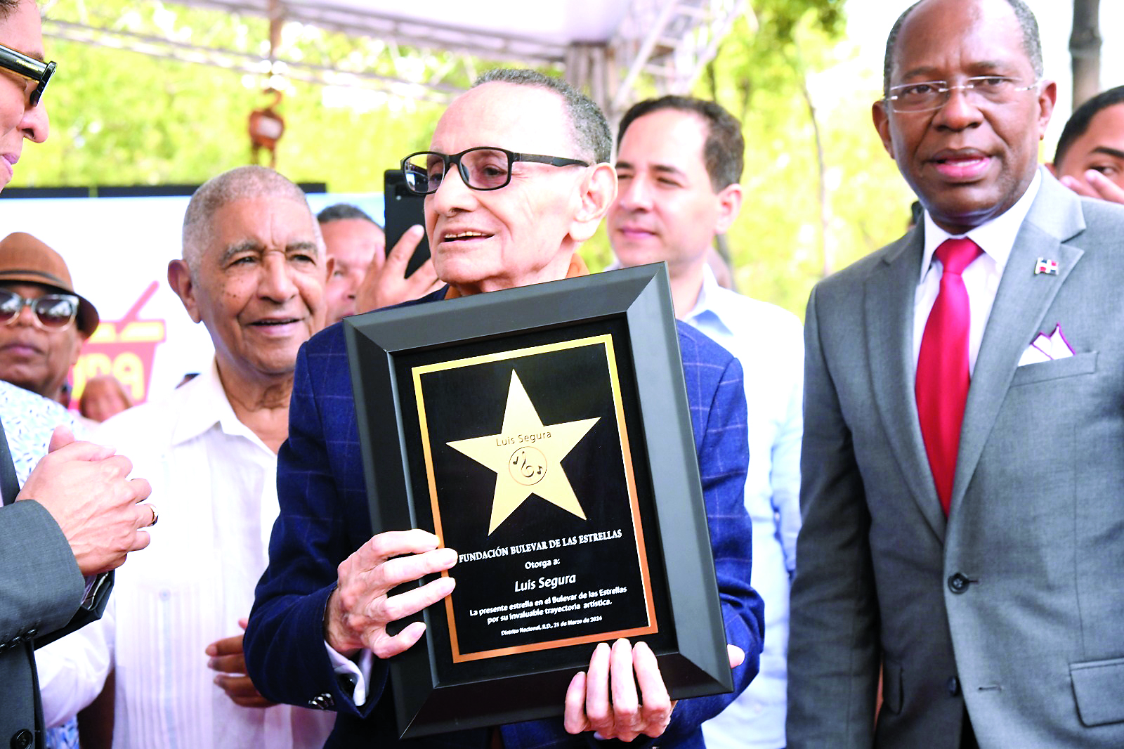 Luis Segura al recibir su estrella en el Bulevar.