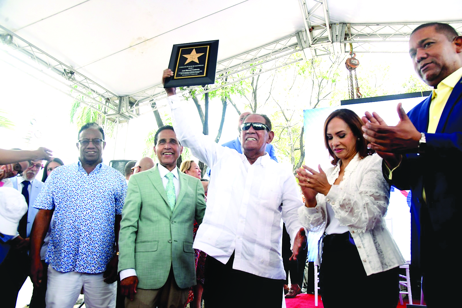 José Manuel Calderón al exhibir el reconocimiento en el Bulevar de las Estrellas.