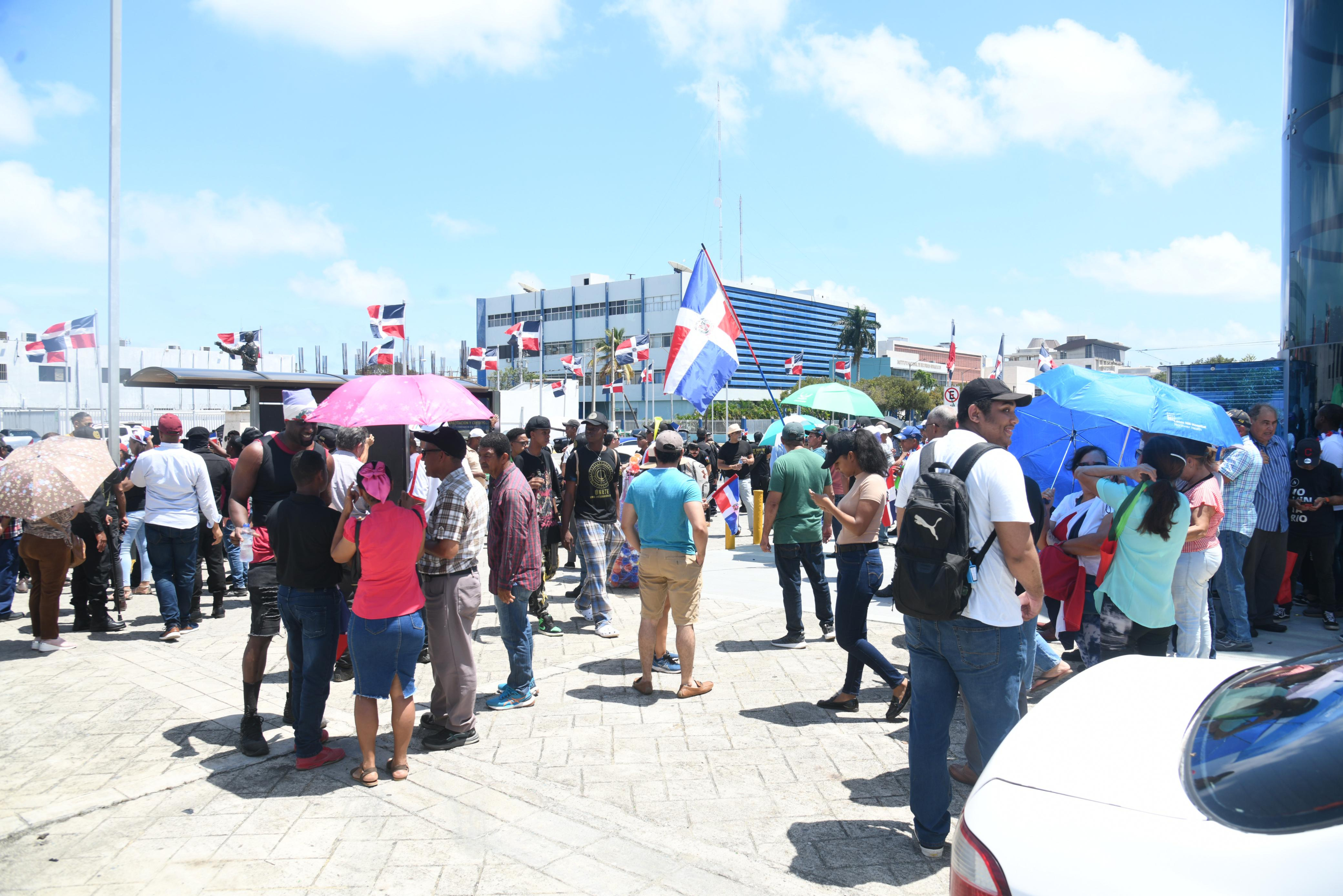 Antigua orden dominicana marcha en rechazo de los campos de refugiados en RD
