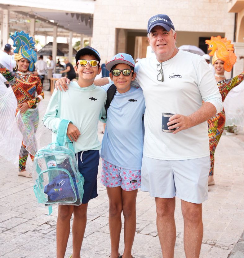 Federico Acebal junto a sus hijos.