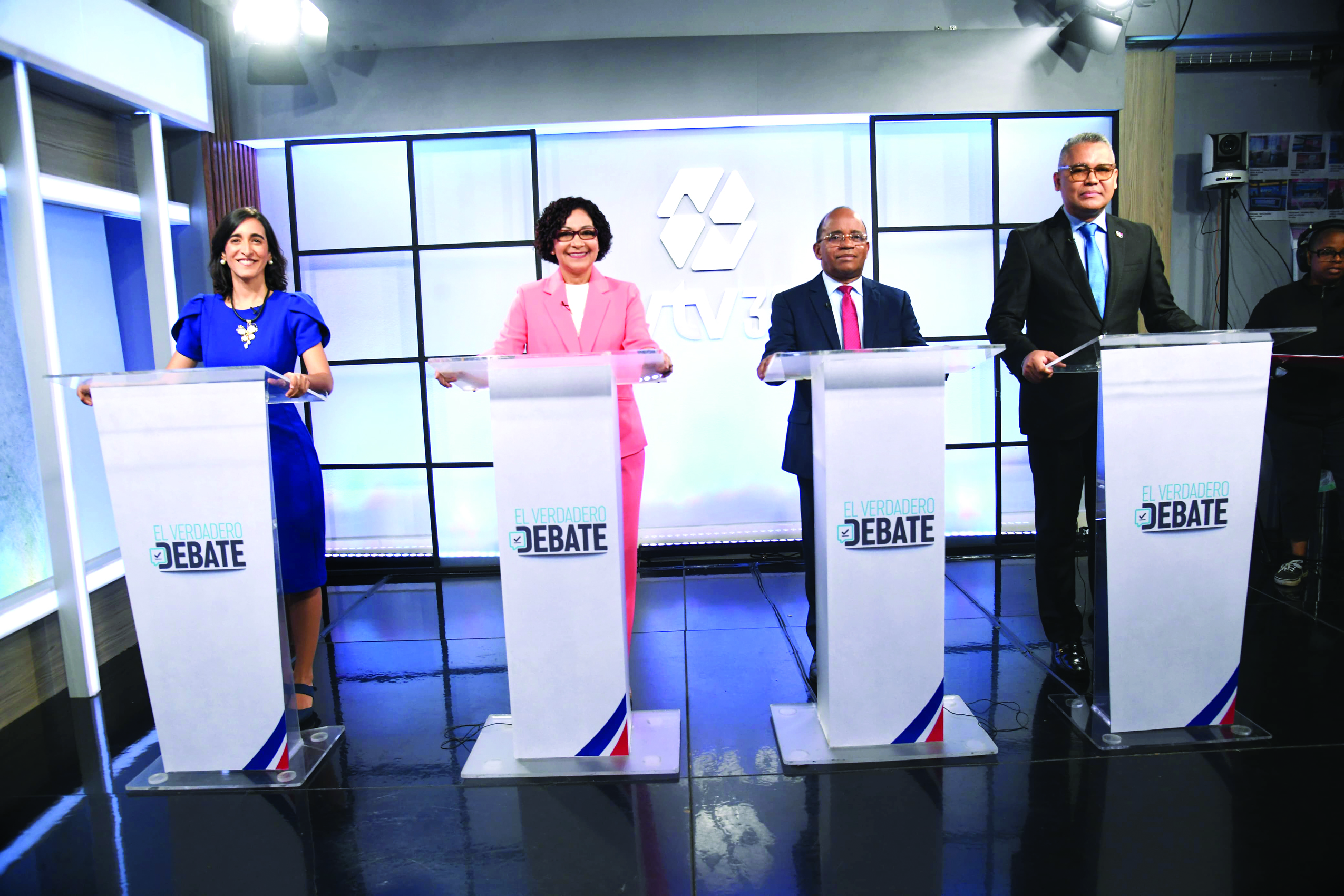 Los cuatro candidatos alternativos participaron ayer en un debate.