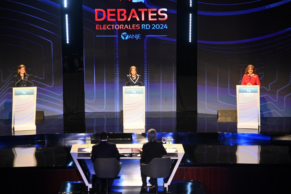 Las políticas sociales, el manejo de la transparencia y la corrupción administrativa, la solución a la crisis del transporte y los embotellamientos, la salud mental, entre otros fueron los demás temas tratados durante el debate