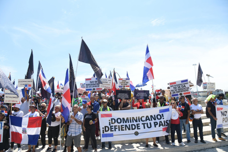 Con pancartas, cornetas y banderas en mano, decenas de manifestantes de la Antigua Orden Dominicana hicieron acto de presencia en la Plaza de la Bandera para protestar contra la migración ilegal haitiana y la “imposición de la comunidad internacional” para que el país acepte a haitianos.