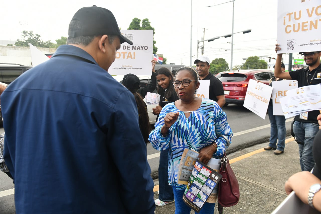 Presidente de la Junta Central Electoral (JCE), Román Jáquez Liranzo, durante un recorrido por las calles del Distrito Nacional para motivar a la ciudadanía a ejercer el derecho al voto en las elecciones del 19 de mayo.