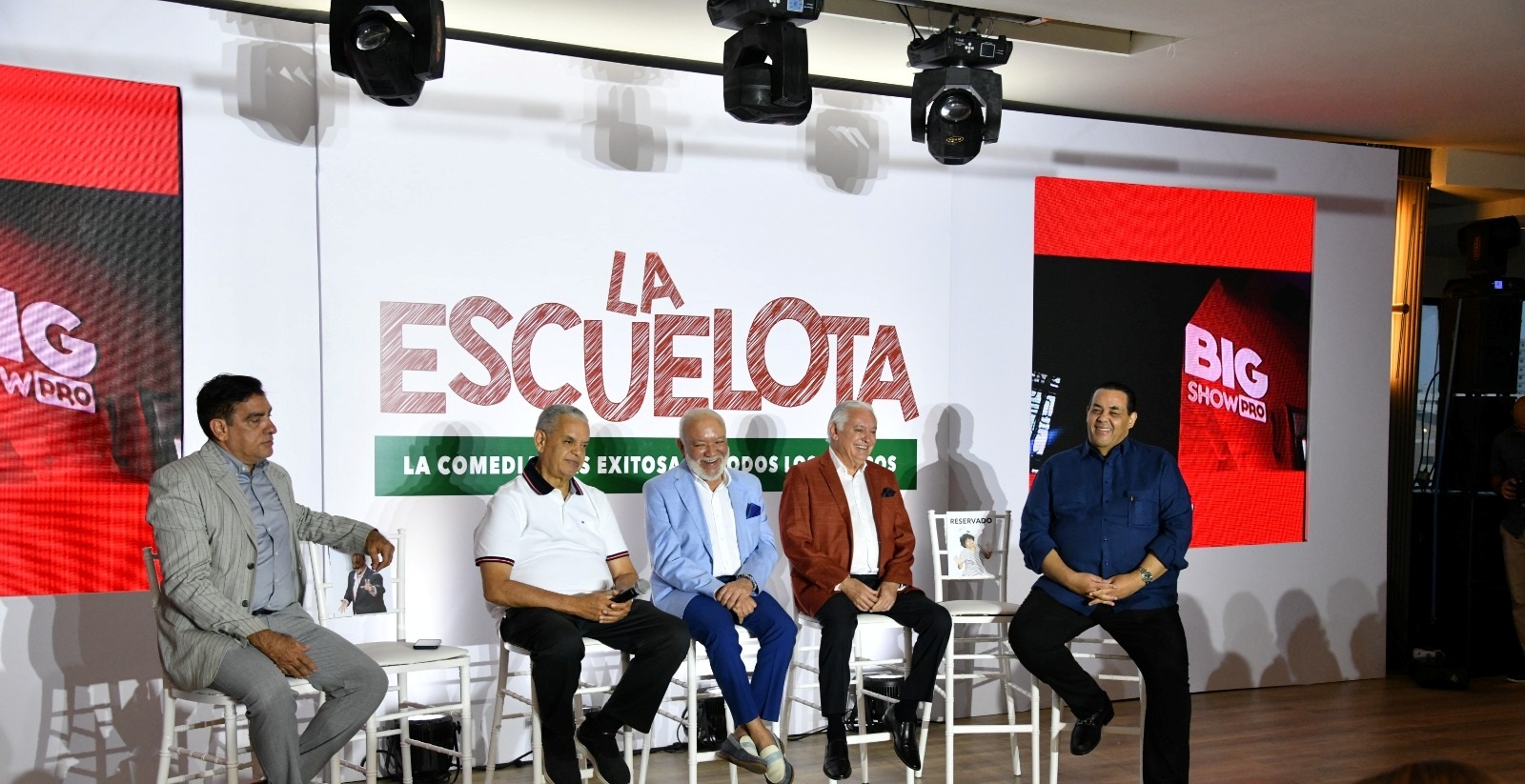 Phillip Rodríguez, Felipe Polanco, Jochy Santos, Cuquín Victoria y Néstor Caro durante el encuentro con la prensa de 