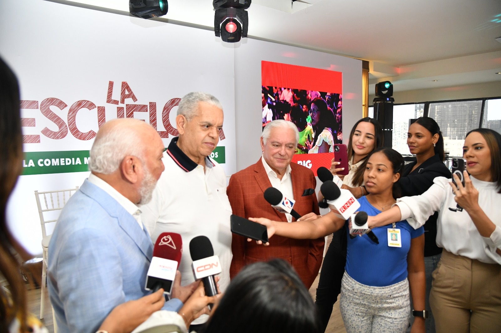 Jochy Santos, Felipe Polanco y Cuquín Victoria dan declaraciones a los periodistas.