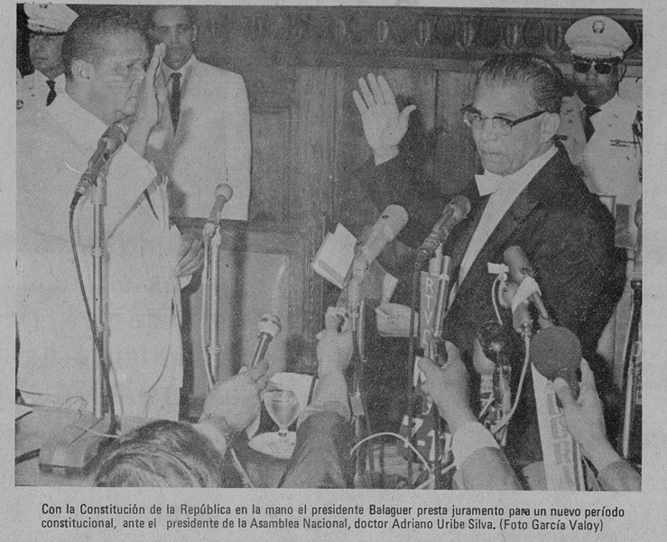 Con la Constitución de la Republica en la mano, el presidente Balaguer presta juramento para un nuevo periodo presidencial ante la Asamblea Nacional.