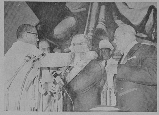 El presidente del Senado, Adriano Uribe Silva coloca la banda presidencial a Joaquín Balaguer.
