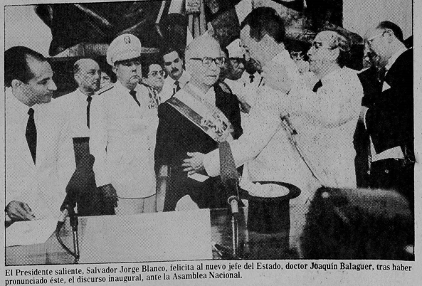 El presidente saliente, Salvador Jorge Blanco felicita al presidente entrante, Joaquín Balaguer.