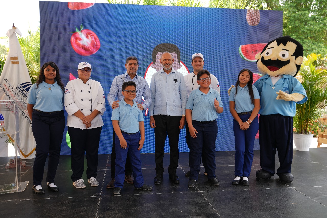 El director de Inabie, Víctor Castro,  encabeza acto  en la escuela escuela Las Malvinas