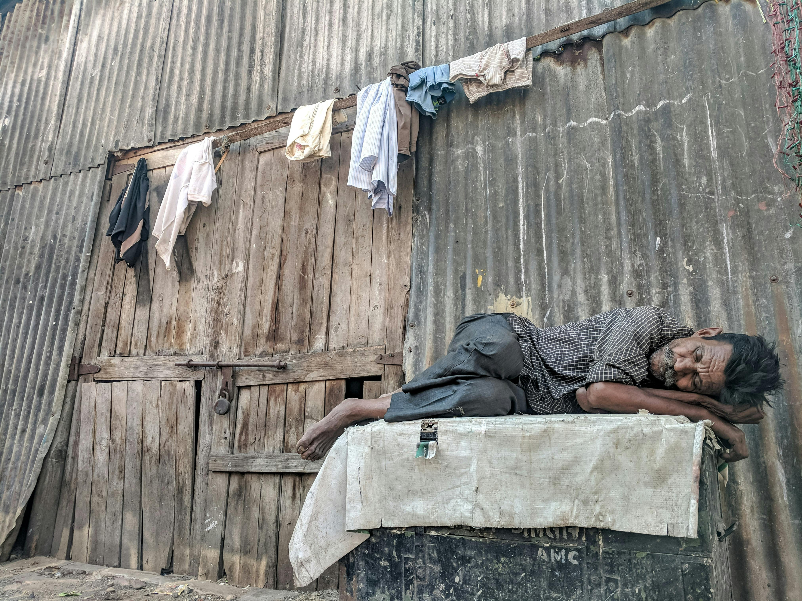 Más de 1,100 millones de personas sufren pobreza aguda