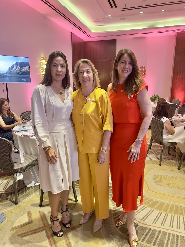 Margarita Sim, Julia de Sim y Claudine Lovatn.