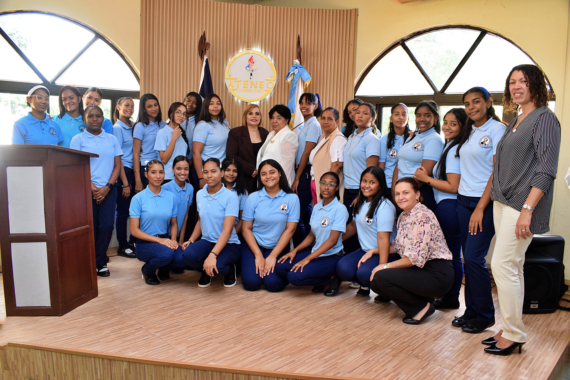 Parte de las estudiantes meritorios.