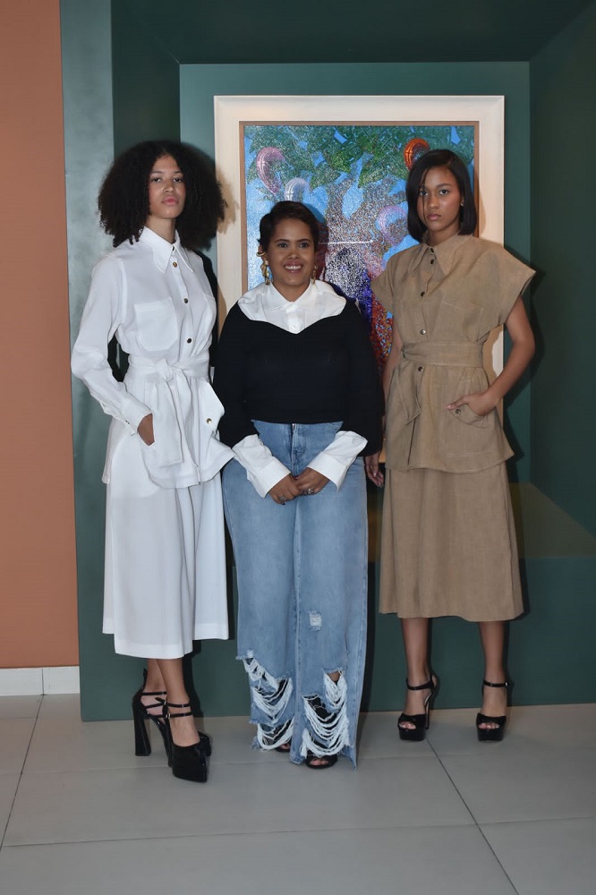 Carolina Almonte junto a las modelos de su colección.
