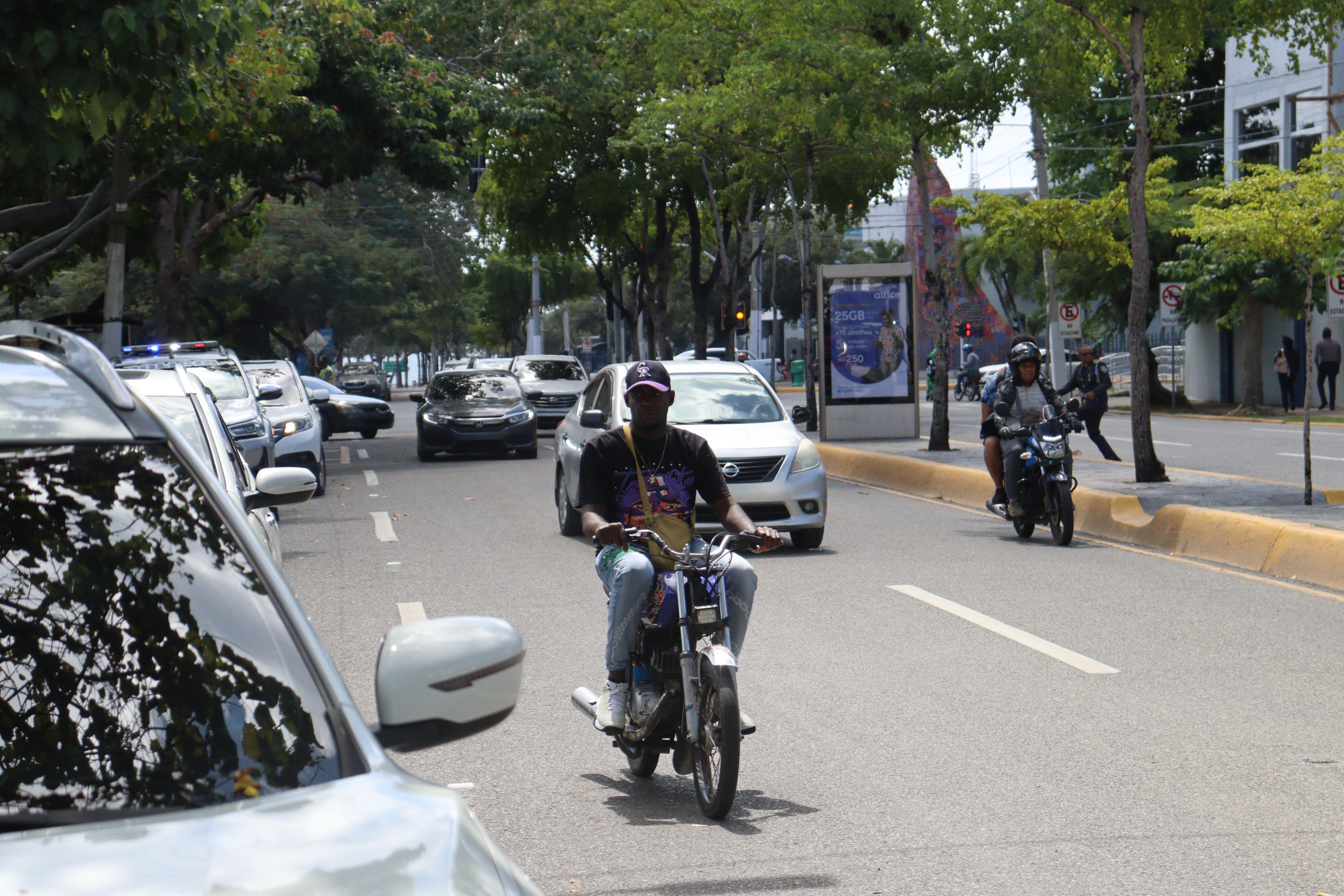 Motorista sin caso rebasa a patrulla de la Policía Nacional