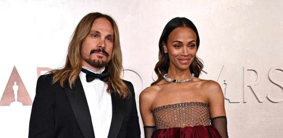 El productor de cine italiano Marco Perego-Saldana (izq.) y la actriz estadounidense Zoe Saldana (dcha.) asisten a la 97ª edición de los Premios anuales de la Academia en el Dolby Theatre de Hollywood, California, el 2 de marzo de 2025.