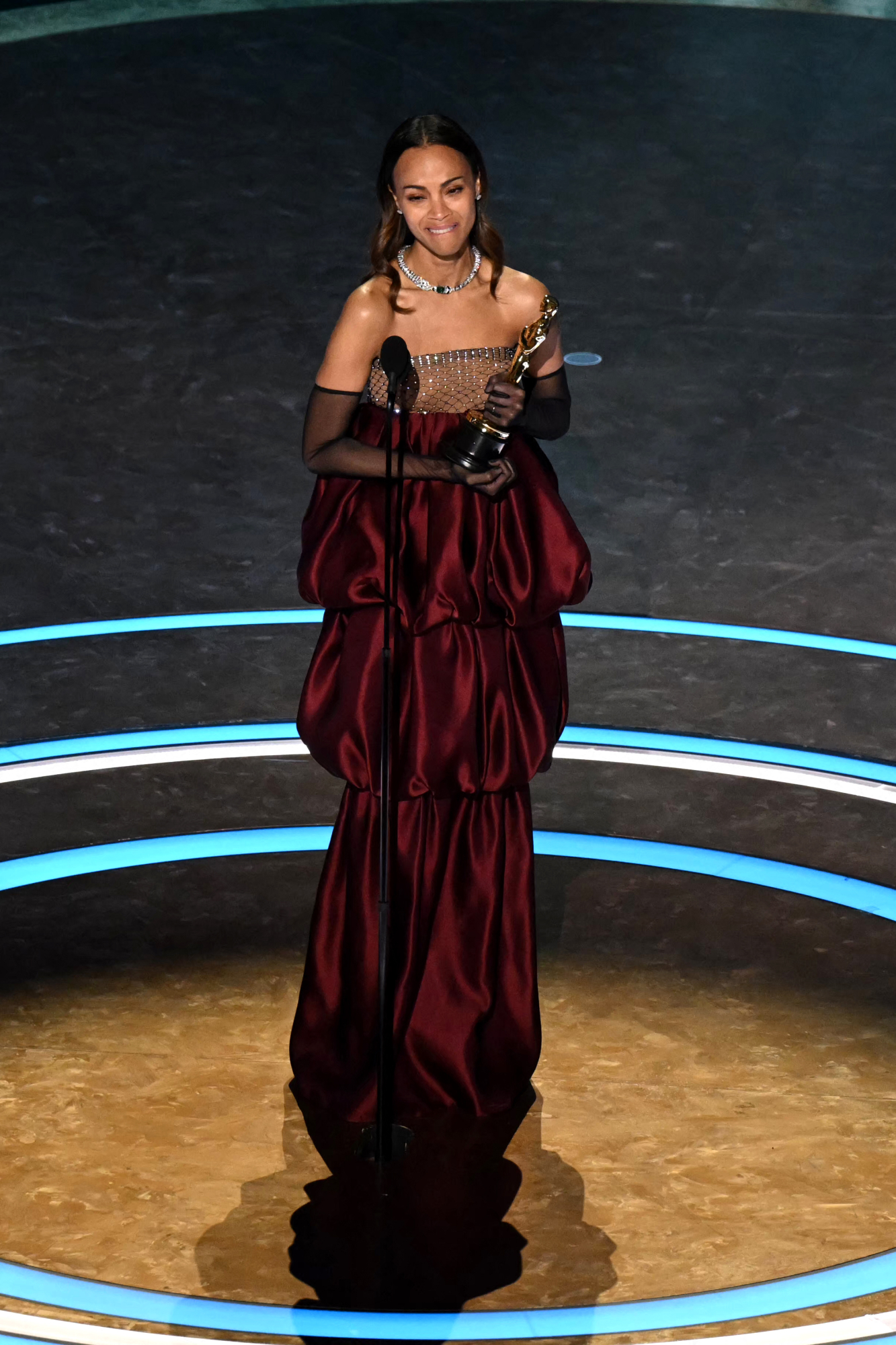 La actriz Zoe Saldana acepta el premio a Mejor Actriz de Reparto por "Emilia Pérez" en el escenario durante la 97.a edición anual de los Premios Oscar en el Teatro Dolby en Hollywood, California, el 2 de marzo de 2025. (Foto de Patrick T. Fallon / AFP)